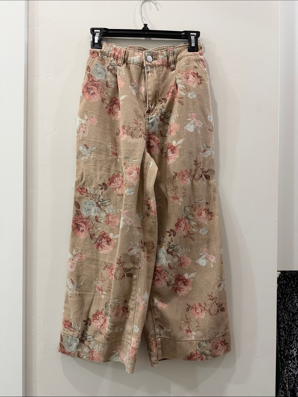 Floral Wide-Leg jeans in Beige and Pink
